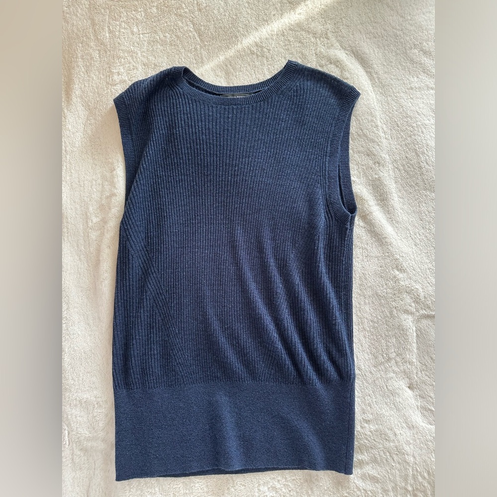 Banana republic navy muscle tee, worn once! 💙